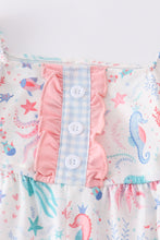 Marine creature print ruffle girl jumpsuit Proportion Defect: The torso proportion is run short.