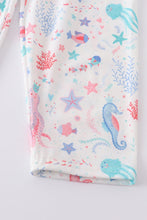 Marine creature print ruffle girl jumpsuit Proportion Defect: The torso proportion is run short.