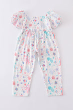 Marine creature print ruffle girl jumpsuit Proportion Defect: The torso proportion is run short.